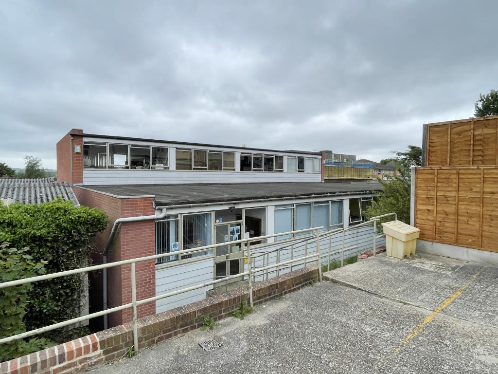 Lot: 82 - SUBSTANTIAL OFFICE BLOCK INVESTMENT WITH FUTURE POTENTIAL FOR DEVELOPMENT -